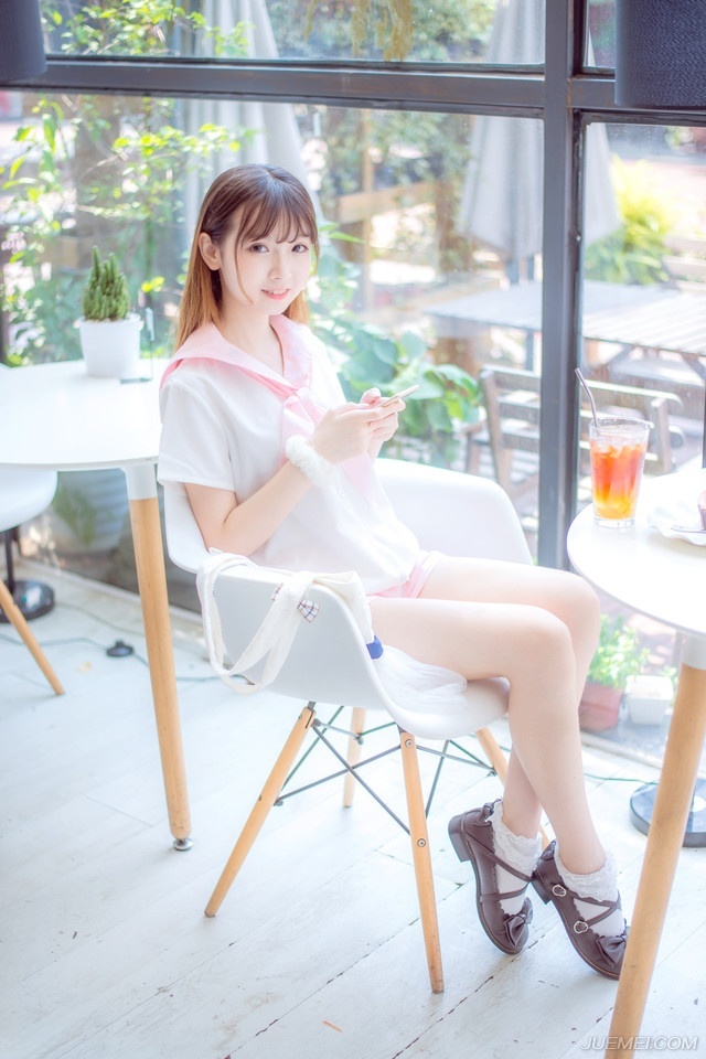 姐妹俩依言进来，大乔担忧的看了小乔一眼，连忙向吕布道：“夫君，妹妹她只是……毕竟当年也算相识一场，并不是……”